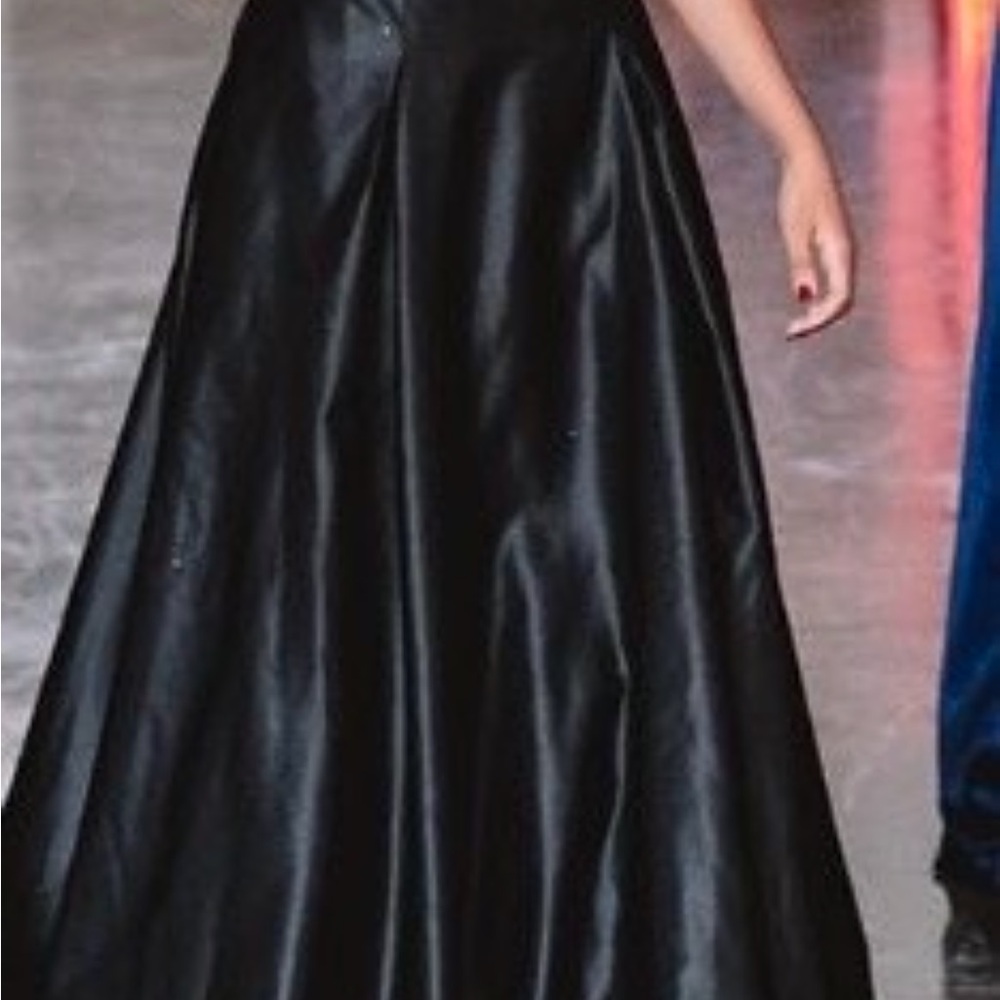 Elegant Black Prom Dress. USED, has not been worn since 8th grade prom 2022.